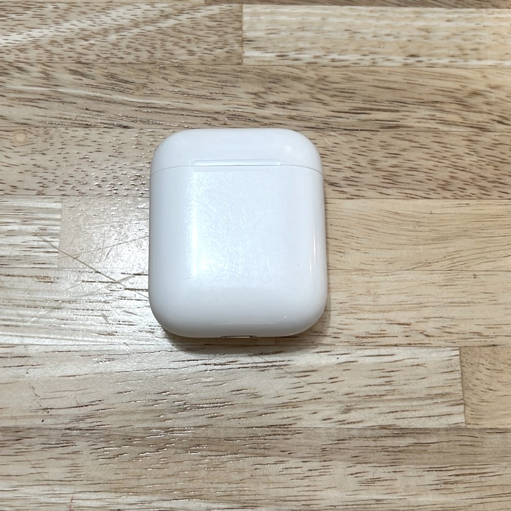 Apple AirPods 2 with charging case - Picture 2 of 4